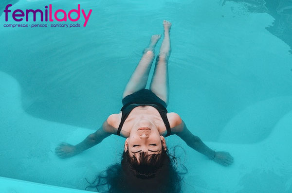¿Es posible bañarse en la piscina con compresa?